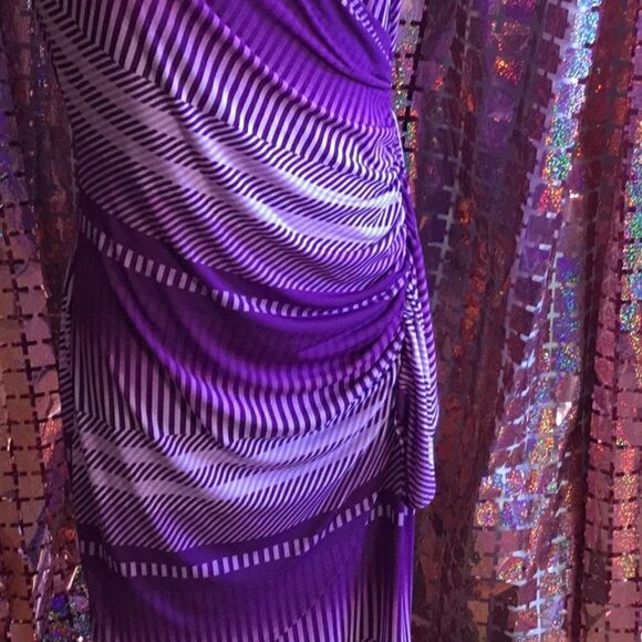 Short sleeved v neck dress with side ruffle in size med by NEW YORK & CO - Picture 4 of 14